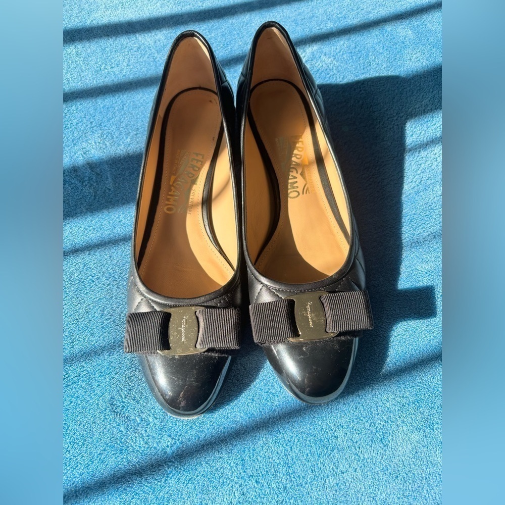 Ferragamo Vara Bow Pumps Black Patent Leather Heels Size 8.5 B - Picture 8 of 14